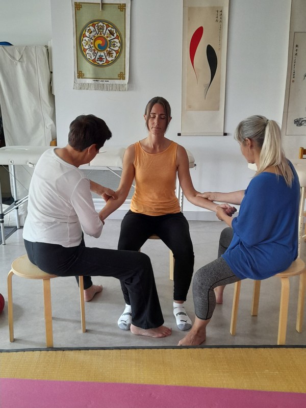 deux personnes pratiquant un shiatsu assis